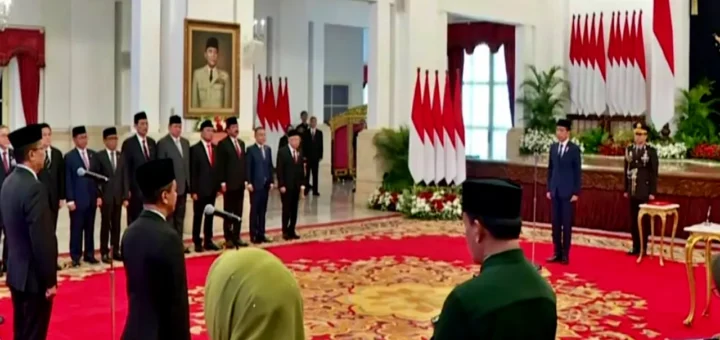 Jokowi Sikat 2 Menteri dari PDIP